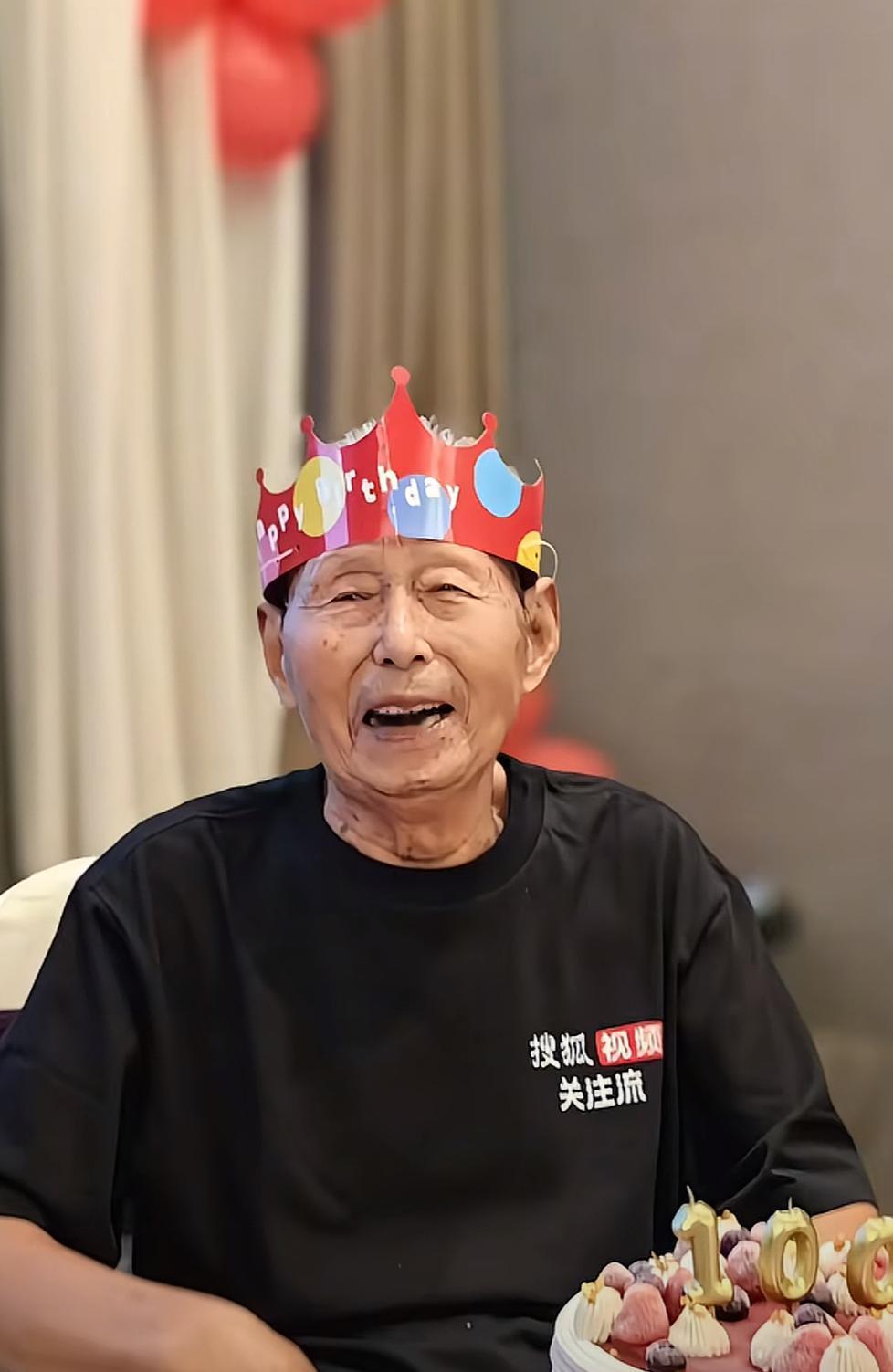 张朝阳外甥女发视频：为外公庆百岁大寿近日，搜狐董事长张朝阳回乡为父亲贺百岁寿