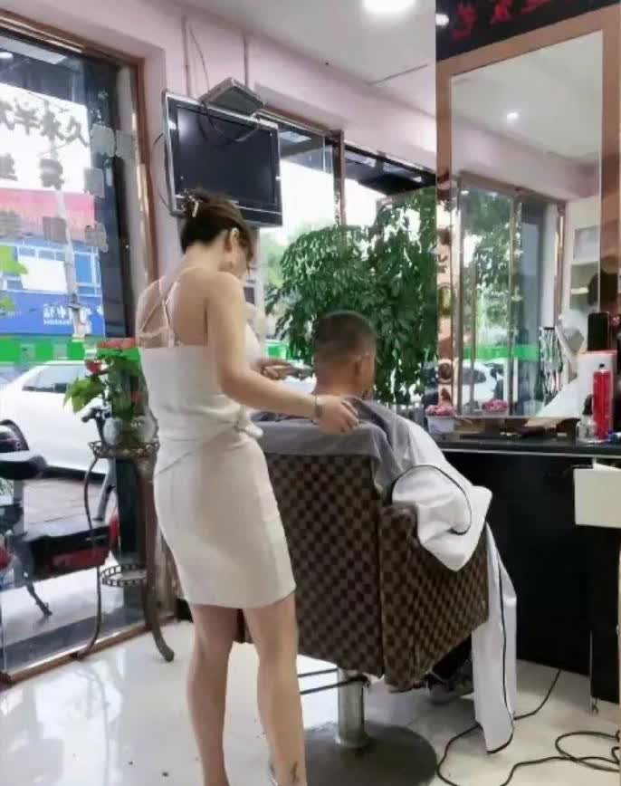 昨天去邻村的一家理发店理发。这理发店的老板是个女的，给男人理发价格挺便宜，只要八