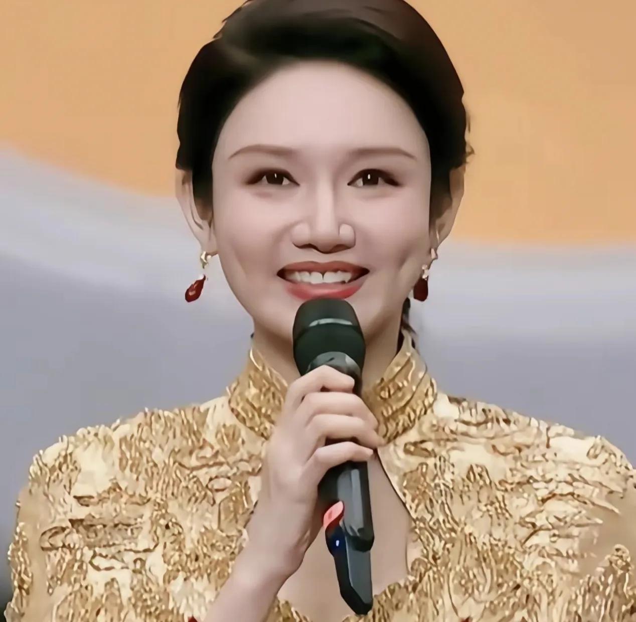 中央电视台台柱子，春晚主持人常客，37岁的龙洋为什么不结婚？说到央视主持人龙洋