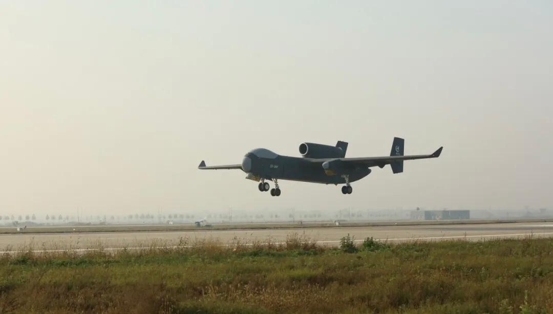 今天，中国一款名为“九天”的新型无人机首飞成功了。它体型不小，机长超过16米，翼