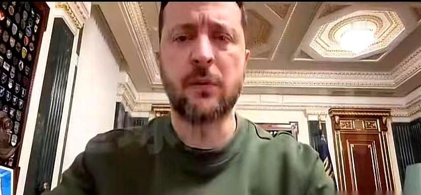 红军城打得连地皮都翻了三遍。俄军不讲武德，人海往上冲，炮弹当饭吃。乌军撑