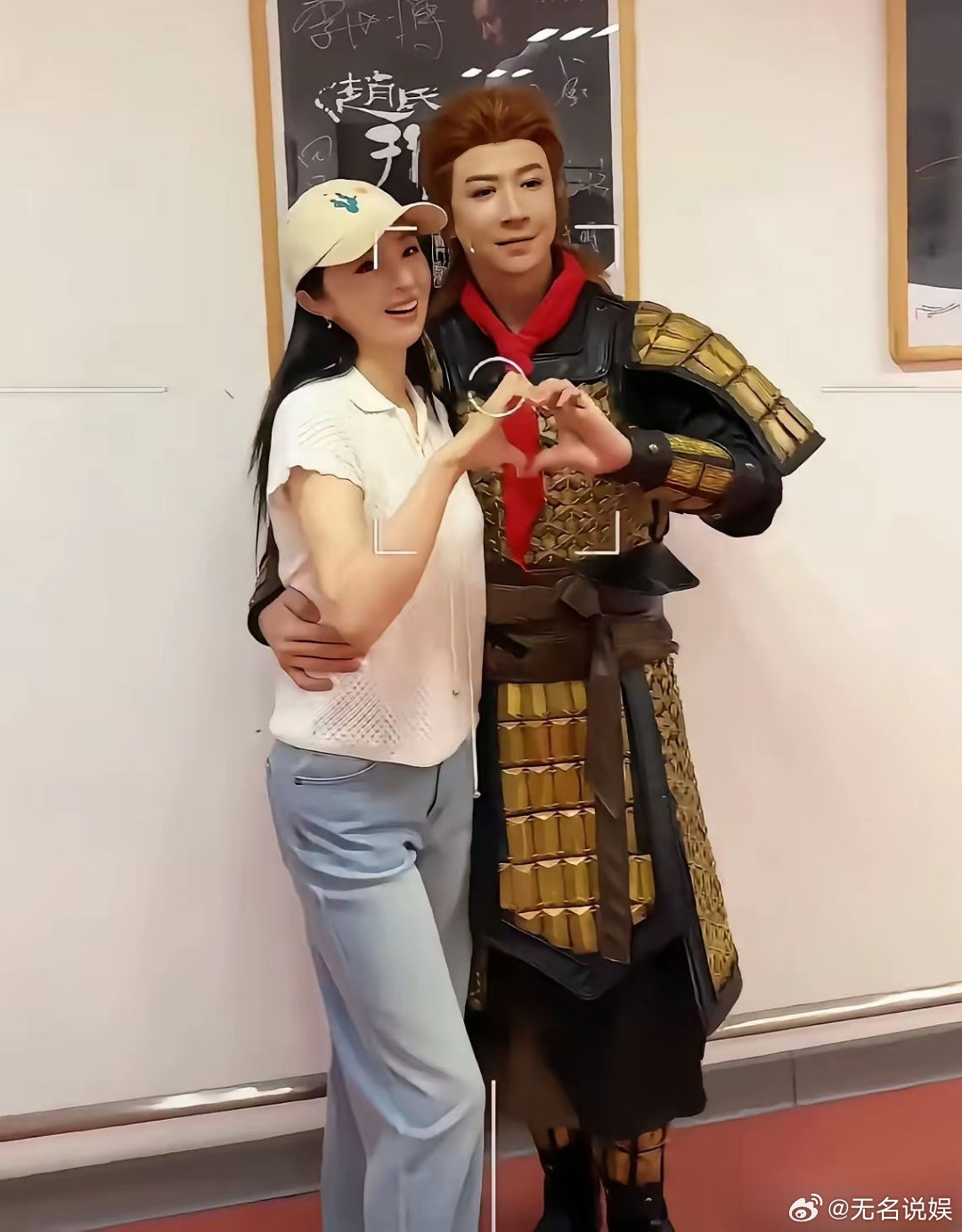 董璇张维伊绝对是生理性的喜欢，你看张维伊演出一结束就抱着董璇亲，丝毫不在乎小酒窝