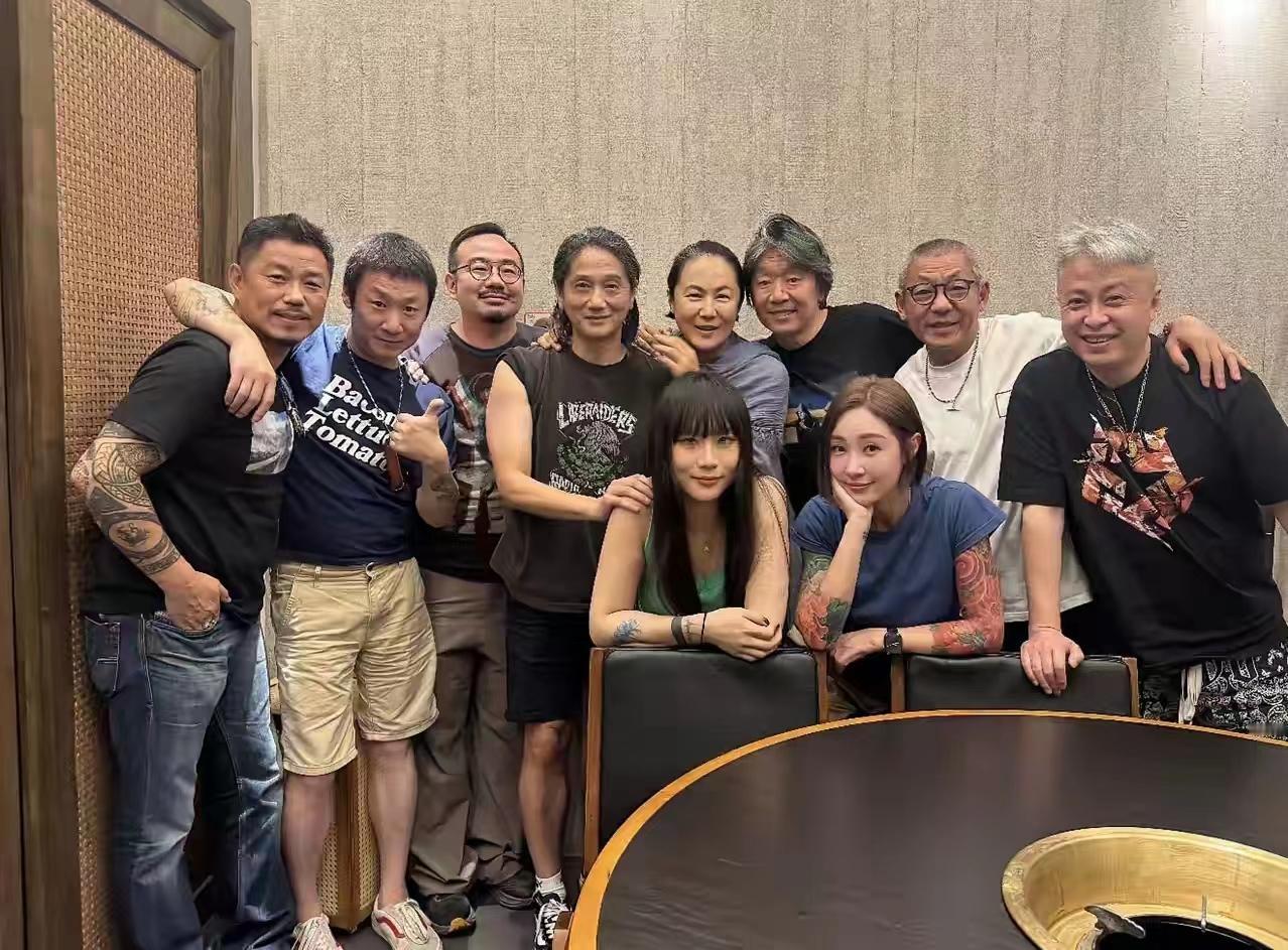 57岁的高原有点还是很让大家羡慕的，那就是脸蛋是原生的，不像王菲那样子虽然真性情