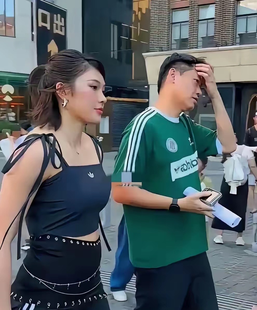 感觉她天生适合吃这碗饭，很自信很张扬，相信很快能成为大明星的。