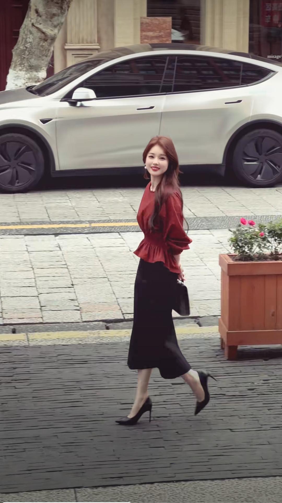 一个穿着时尚，活力四射的小姐姐！