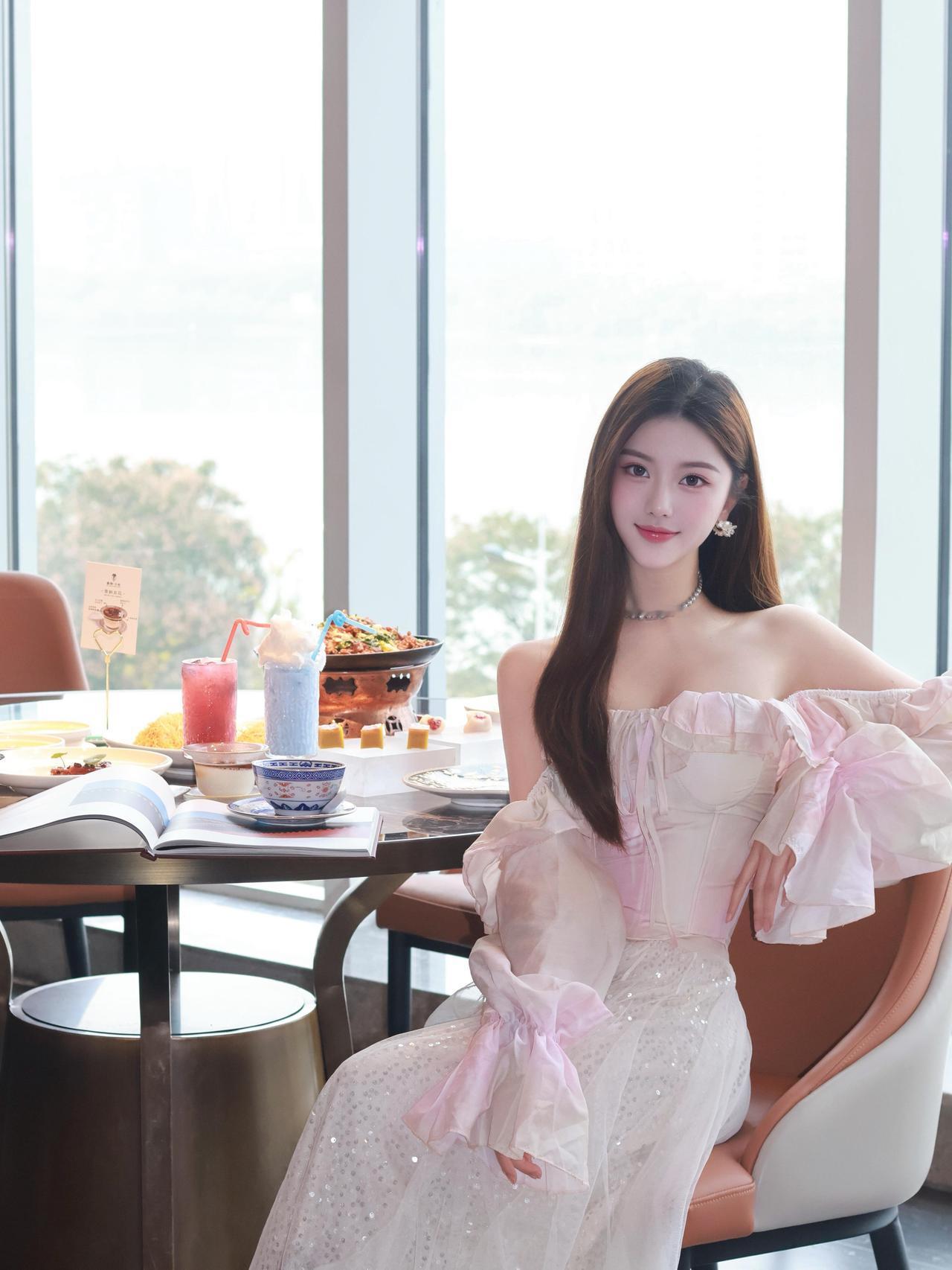 也是吃上漂亮饭了，和今天穿的裙子很搭配。