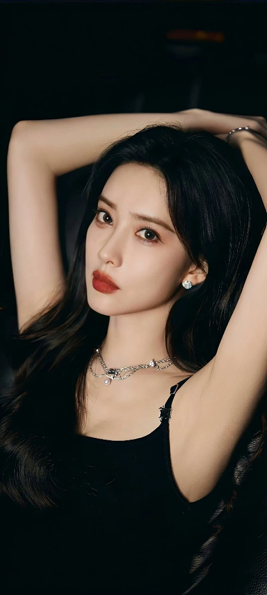 孟子义沈妙造型路透孟子义沈妙路透真的美到封神！雾霭蓝汉服清雅又贵气，简约玉饰衬得