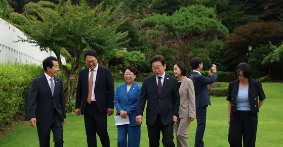 赦免曹国？李在明要和在野党好好聊聊啥？赦免曹国？这消息一