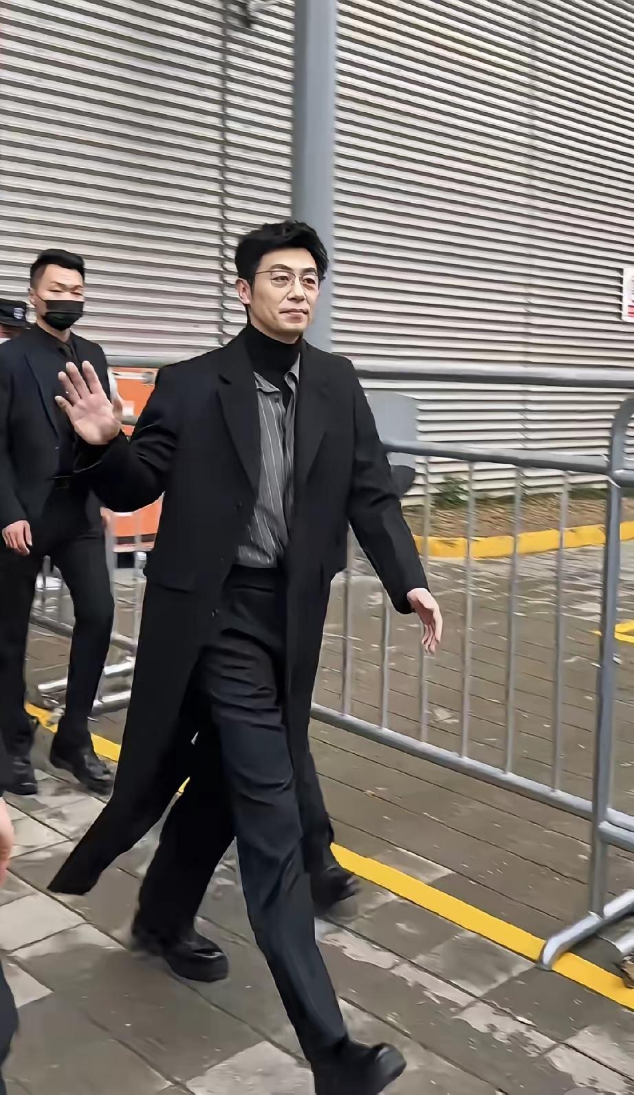 3月2日，朱亚文现身上海，穿黑色大衣走路带风超有范！朱亚文是一位非常受欢迎的明