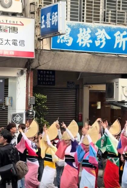 不得不说，在台湾的日杂真是太多了，4月25日又看到台湾街头搞阿波舞表演，这些台湾