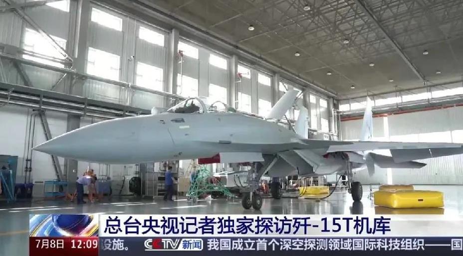 歼15T被歼35T包围，说明什么？说明歼15T只是辅助，歼35T才是主力，一架