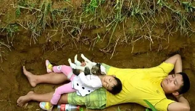 2017年，爸爸提前为身患重病的2岁女儿挖好坟墓，年轻的父亲知道女儿时日不多，每