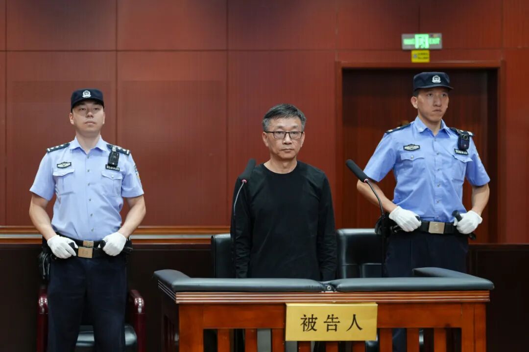 受贿631万余元, 上海市崇明区政协原副主席张荣一审被判十年二个月