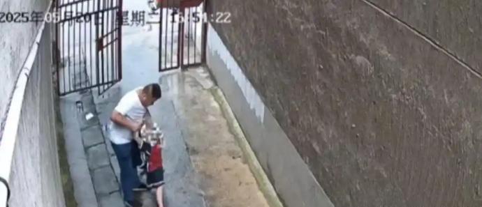 果然反转了！醉酒男子拖拽6岁女童进巷，警方再次通报，男子涉嫌寻衅滋事被拘留，后续