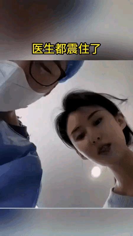 丈夫刚出手术室，等在门卫的妻子就焦急的来到丈夫跟前。医生对她说:你老公是抢救回来