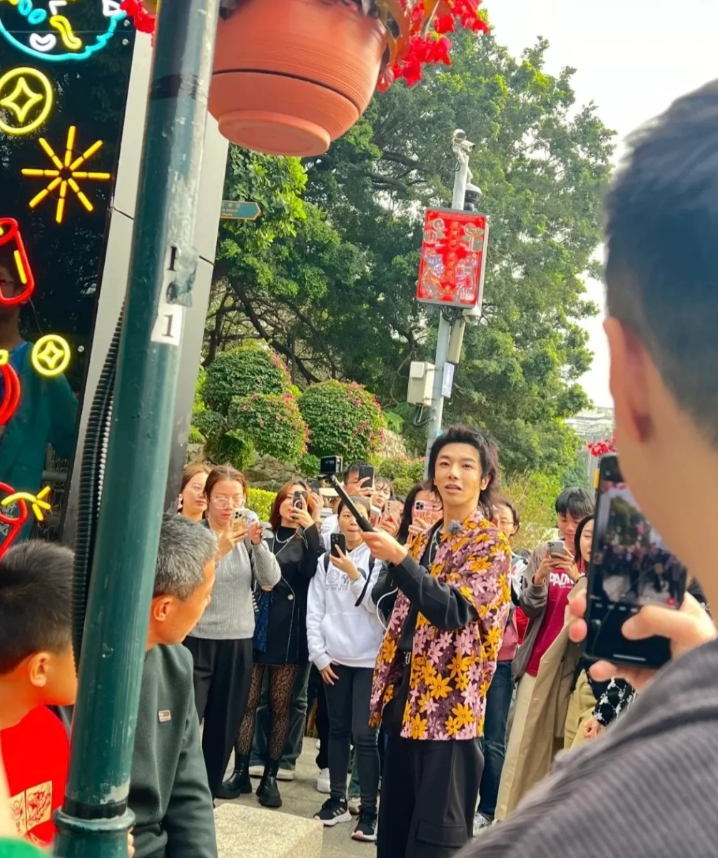 在澳门偶遇华晨宇，本人长得不帅，头发也很奇怪，但是粉丝很多人气很高，想不通他为啥