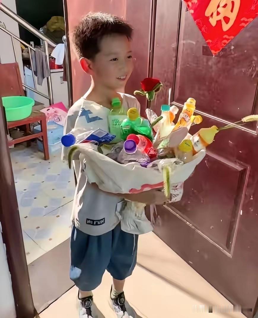 破防了！河南郑州，这个8岁男孩火了！他面对众多围观的大学生，勇敢的说出:“我妈妈
