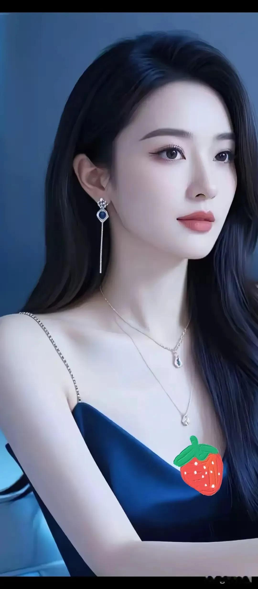 深海蓝裙衬着柔润肩线，耳间垂坠的光影与颈间碎钻，是冷调氛围里藏不住的明艳。淡雅