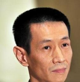 一名中国男子以2.7亿的价格，从法国购得了圆明园的兔首和鼠首，当对方要求付款时，