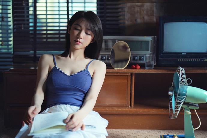 宁心百叶窗漏进的光是被切碎的午后蓝吊带裹着温软的风书页摊开，字里行间藏