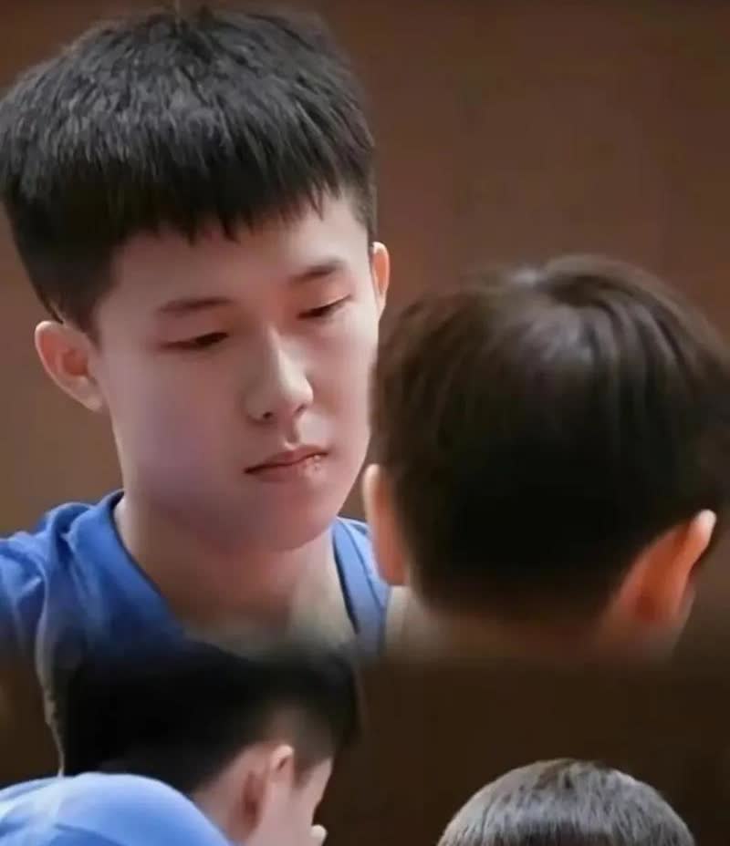 他很听劝的，肖指说他喜欢喝苏打水以后，网友们都跑去给他留言了，说苏打水喝多了以后