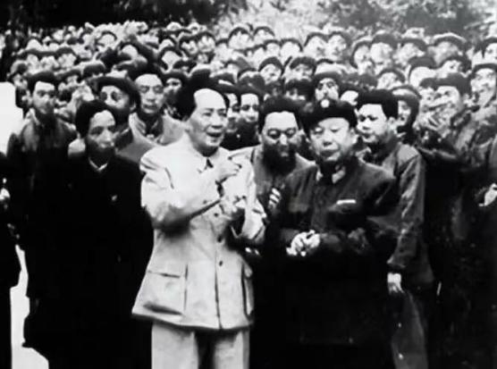 1952年，毛主席去河南视察水利工作，没想到就在接待他的军官中，他竟然看到了一个
