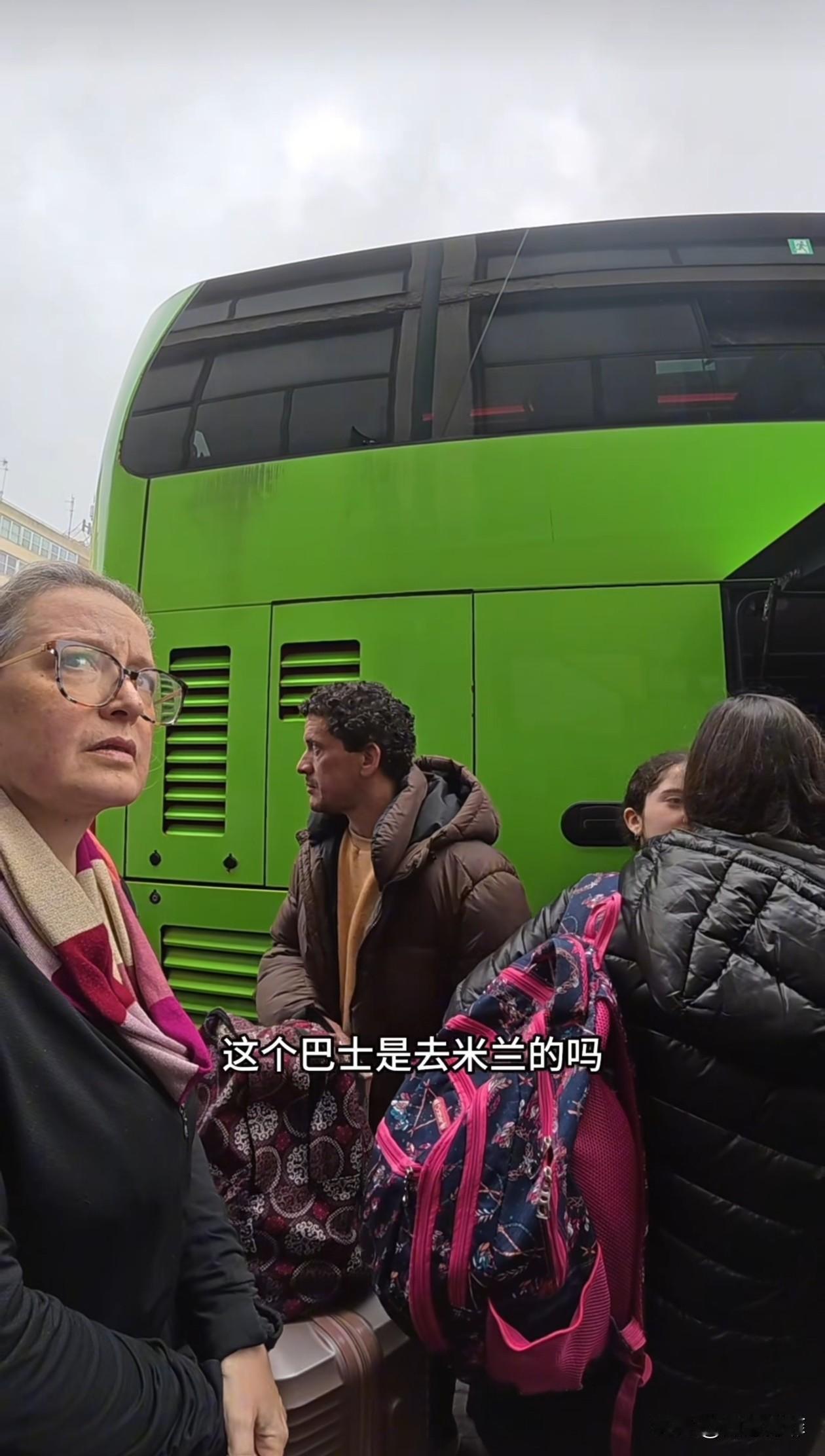 笑不活了！一男子在意大利旅游，要坐车去米兰，但因为搞不清楚路线，就只能自言自语，