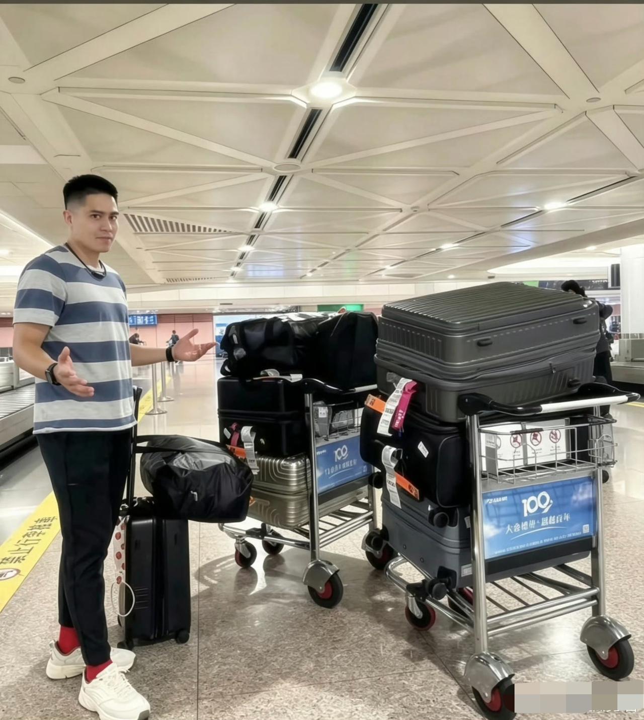 陈盈骏结束在美特训返家，与北京首钢男篮续约合同仍还未公布。近日，陈盈骏已结束