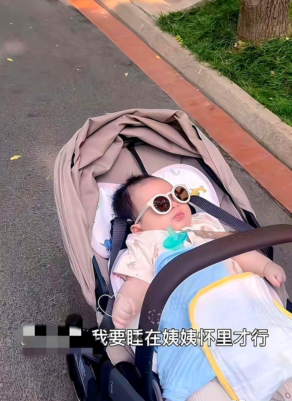 马筱梅这次一晒照片，评论区又热闹了。前脚刚给小箖箖过完生日，后脚她就回了北京，