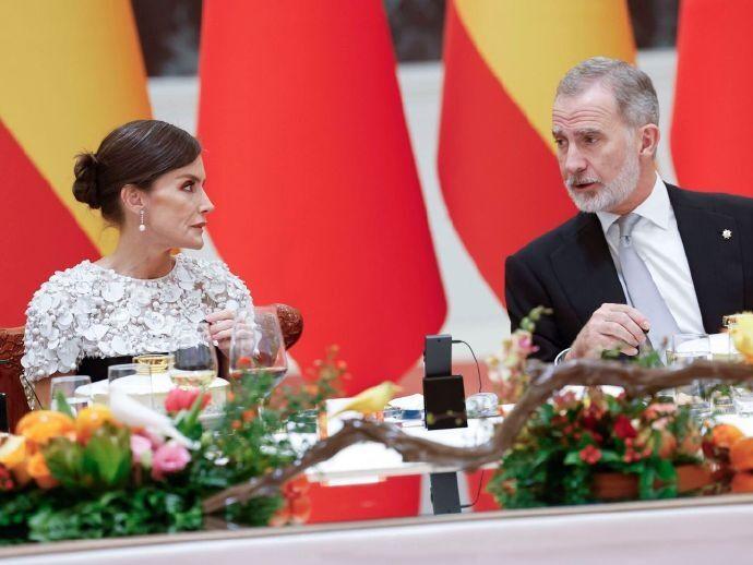 西班牙王后出席北京欢迎晚宴，一袭黑白撞色长裙惊艳！11月12日莱蒂齐亚王后盛装亮