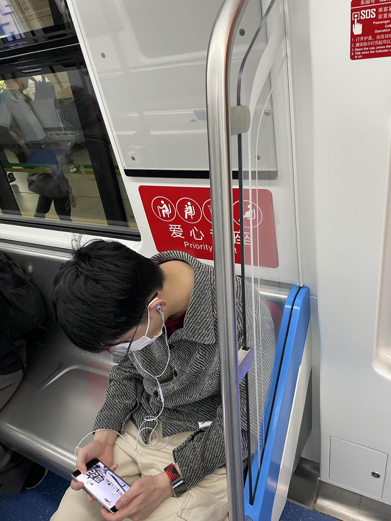 深港文明程度之比较。从深圳地铁和港铁抢座位以及礼让老人及妇孺方面看，应该是香港市