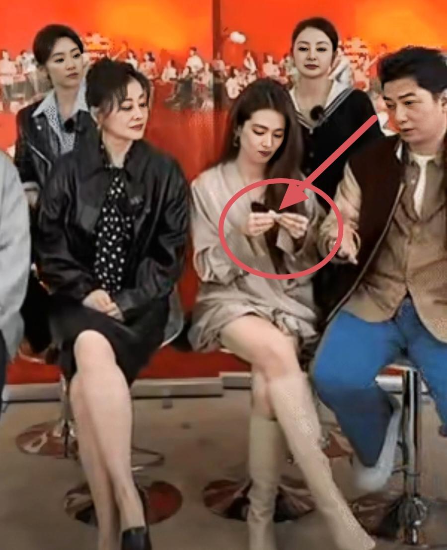 一个人的人品是藏不住的，不信，你看看陈昊宇，《好好的时光》剧宣时，陈昊宇坐在