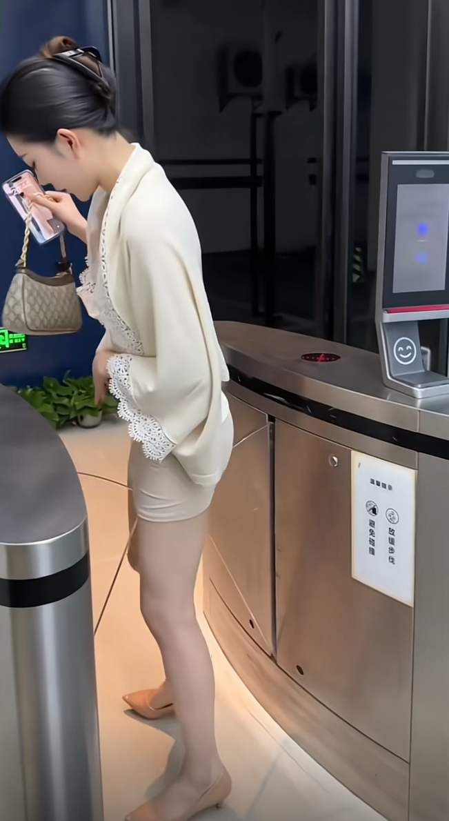 这也太瘦了，门禁成了摆设了
