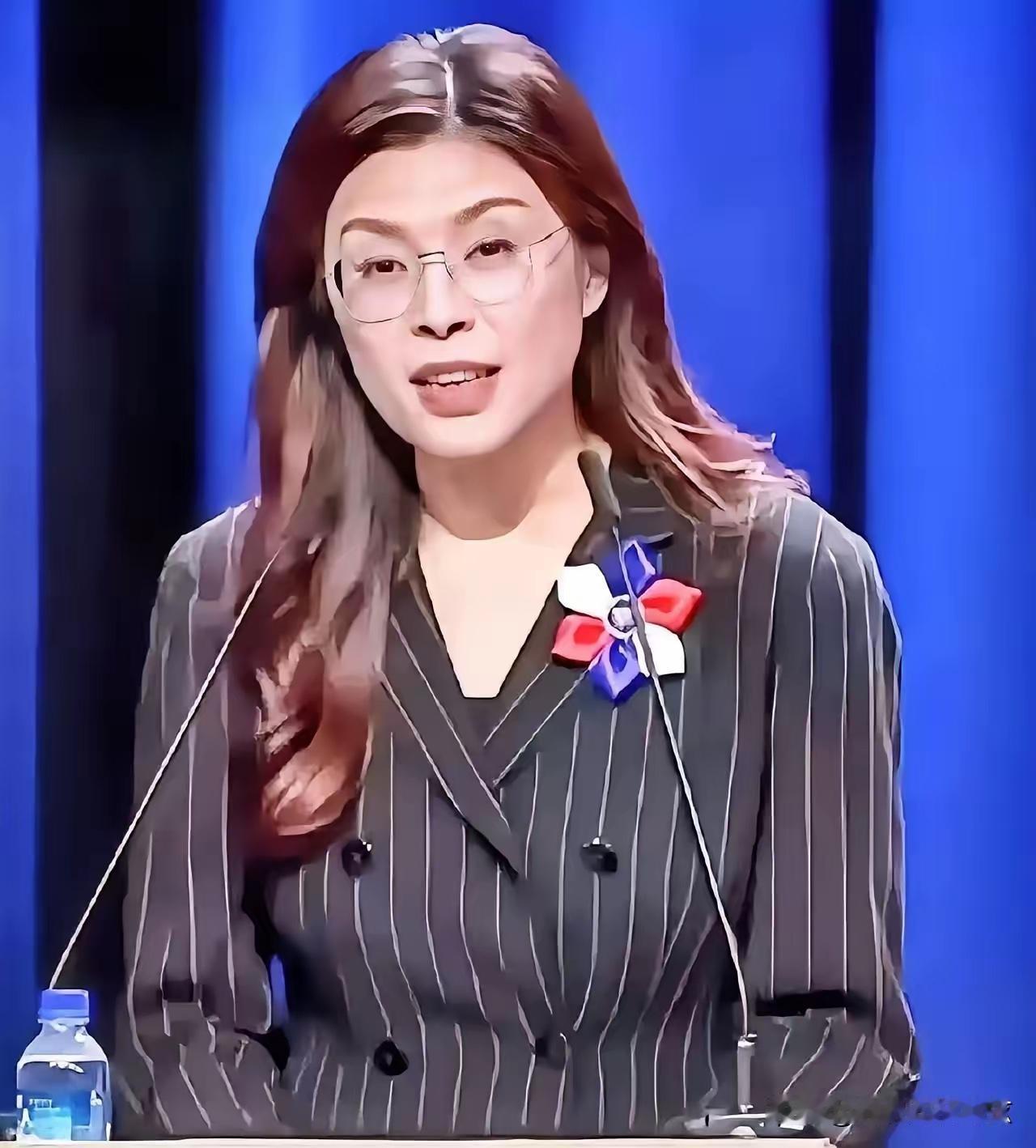 郑丽文当选国民党主席！一查家世吓一跳，父亲身份藏不住，难怪她站两岸统一谁能想到