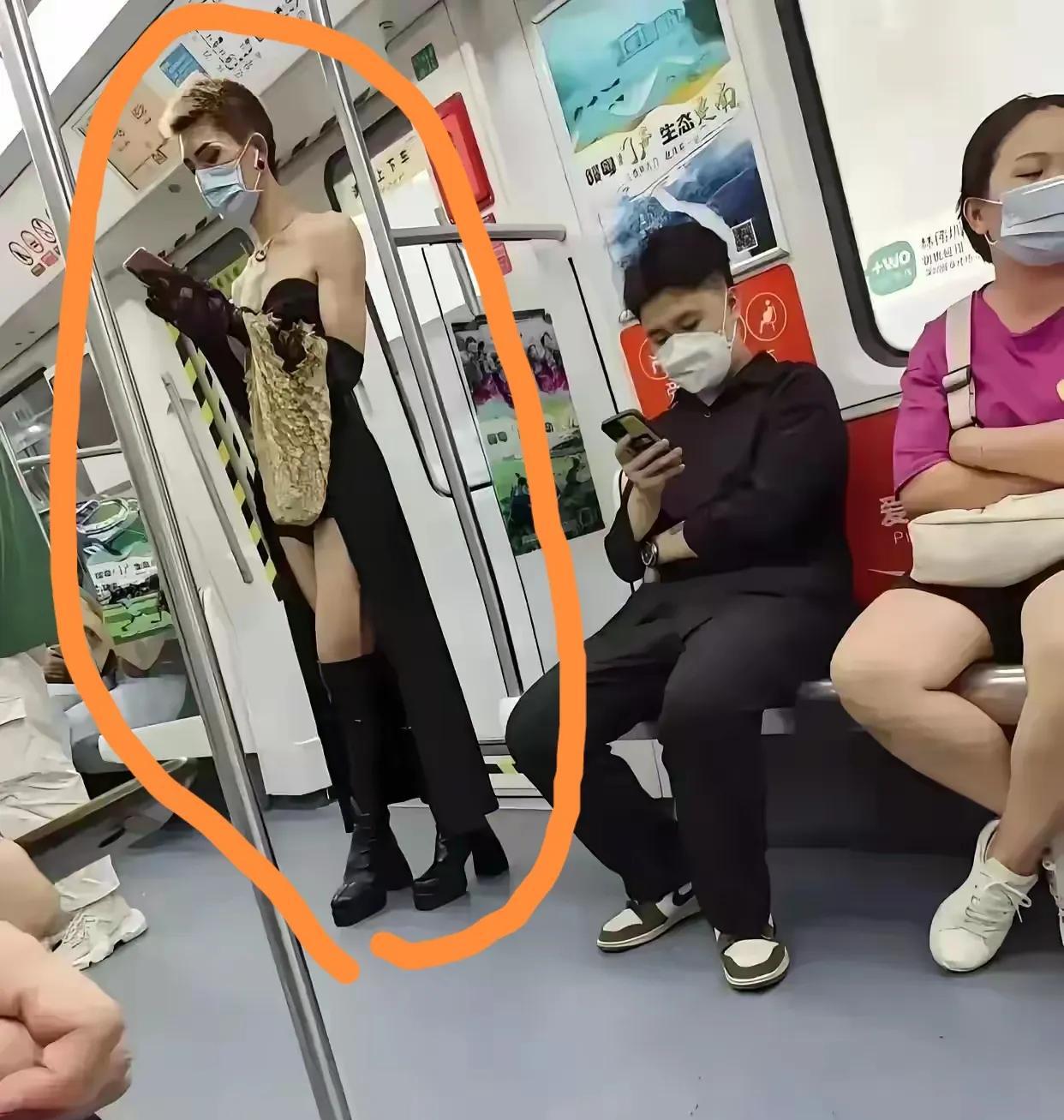 地铁上看到的一幕。TA的穿搭非常吸引眼球。看头部像是男的，看身上穿着打扮又像是