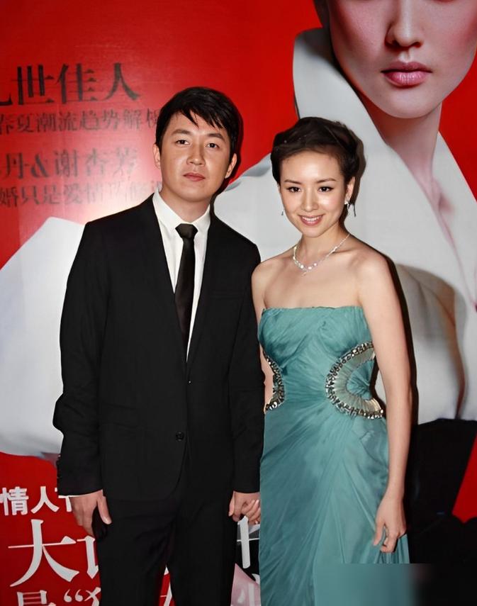 潘粤明赢了。17岁儿子顶顶不要董洁，自己打包行李搬去跟他住，拉都拉不住。你