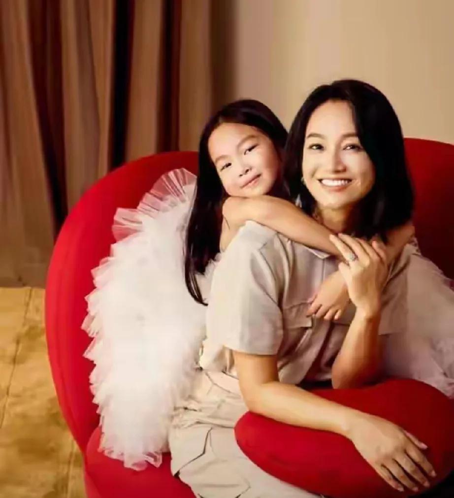 8岁周念如三颗红心画作亮相卢浮宫商业展，引发热议！不是画作惊世骇俗，而是她爸妈朱