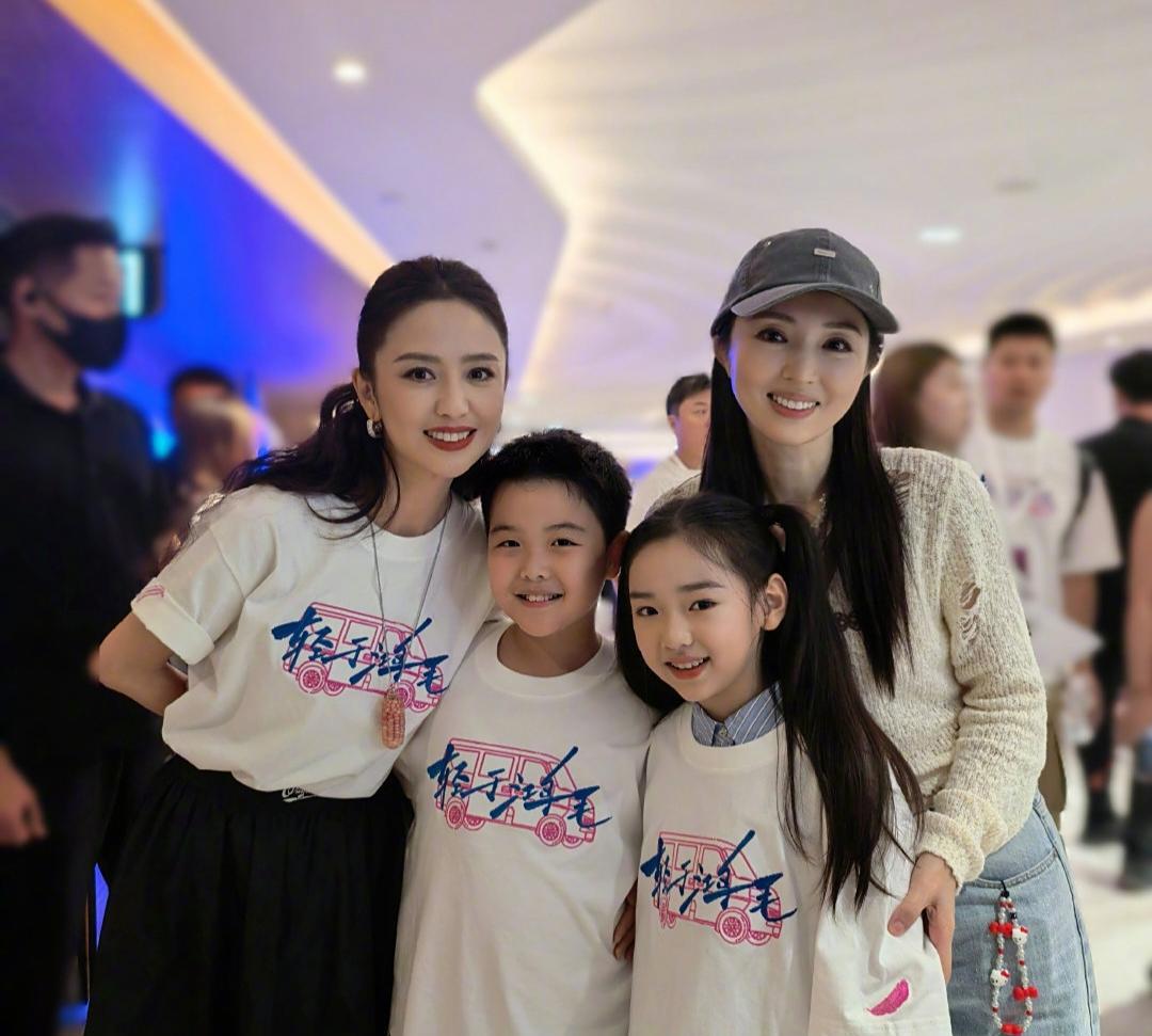 佟丽娅儿子和董璇女儿一起出席活动，两个小孩青梅竹马，看起来关系真好，作为星二代，