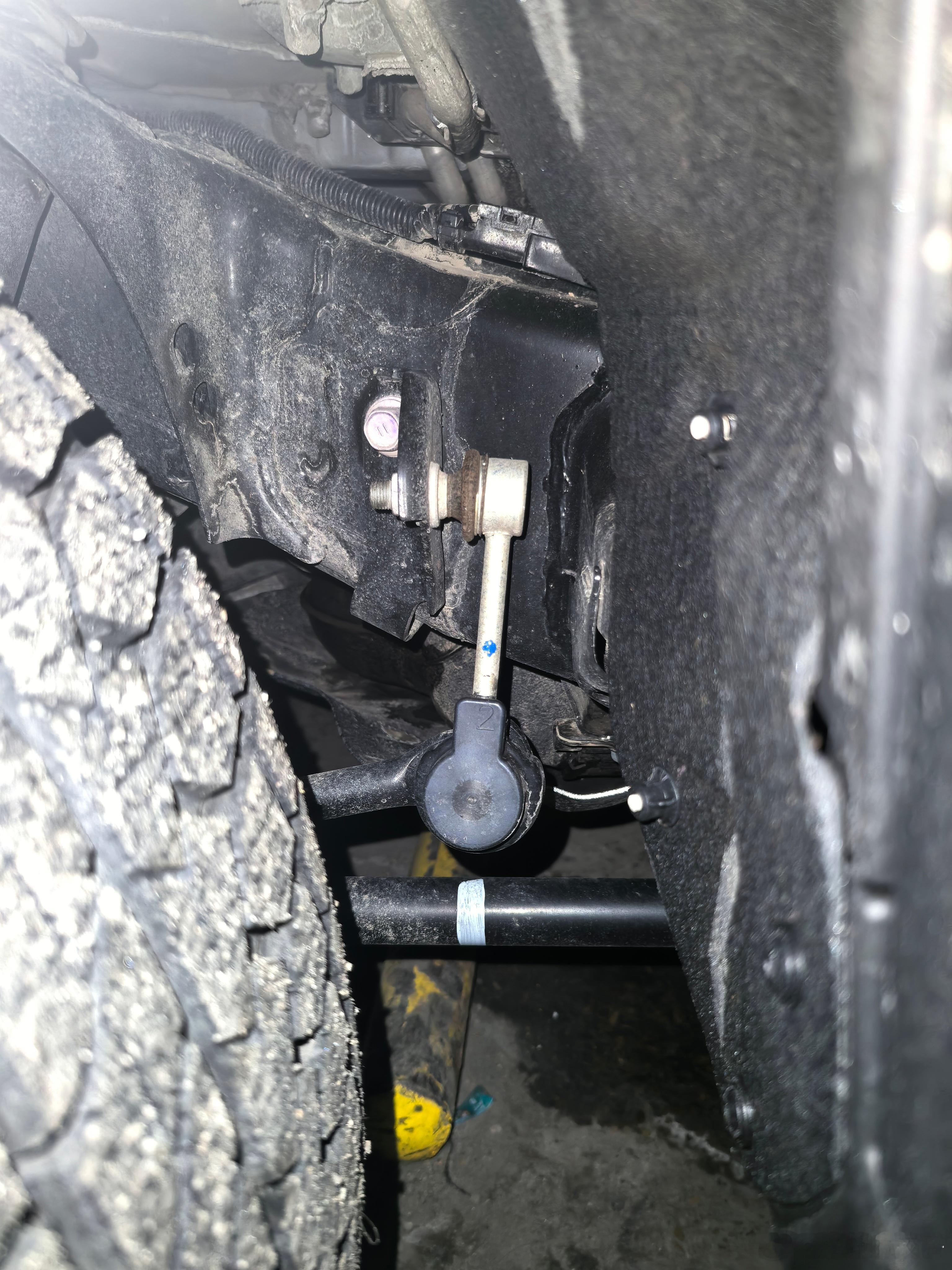 都是细节今天隔壁车位停了一辆新款普拉多瞅了一眼底盘稳定杆（防倾杆）连杆下端还装了