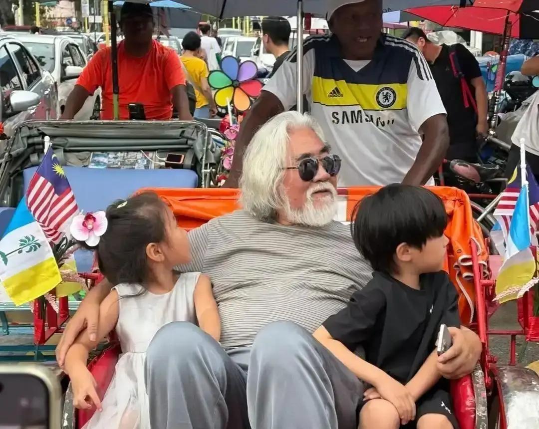 张纪中一家在马来西亚骑三轮车的视频被刷到，镜头里74岁的他抱着娃，旁边杜星霖脸色