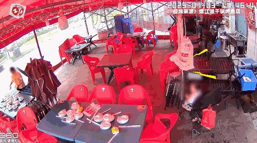 “必须严惩！”7月3日，四川成都，一位老太推着婴儿车到餐馆里，趁着老板不在偷走了