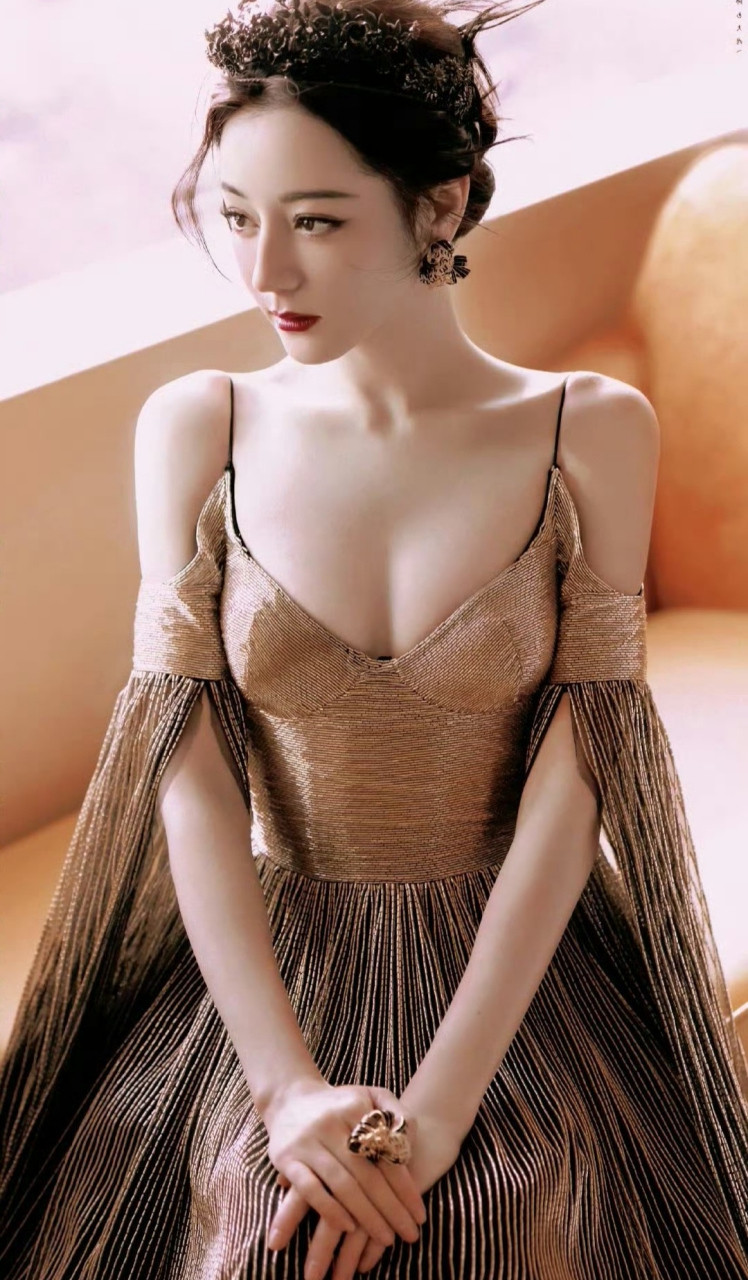 光看迪丽热巴走路就知道是美女了这哪是走路，分明是雕塑家与武术家的灵魂对撞！连巴黎