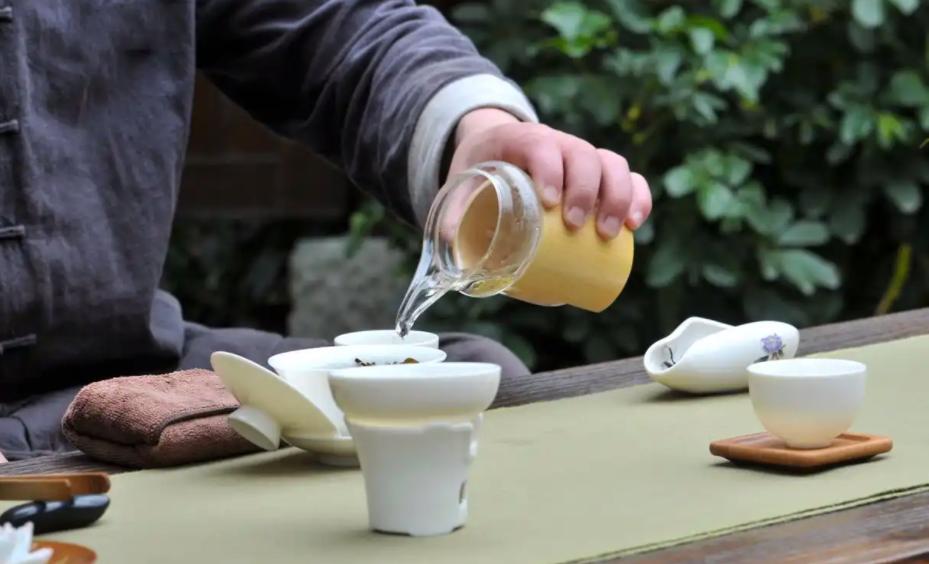 很多人觉得喝茶能养生，甚至能缓解泌尿系统不适，但前列腺增生患者大量喝茶真的有益吗