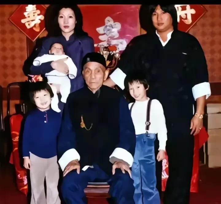 1979年这张洪金宝一家为父亲祝寿的合影超珍贵。前排是大儿子洪天明、洪父、次子洪