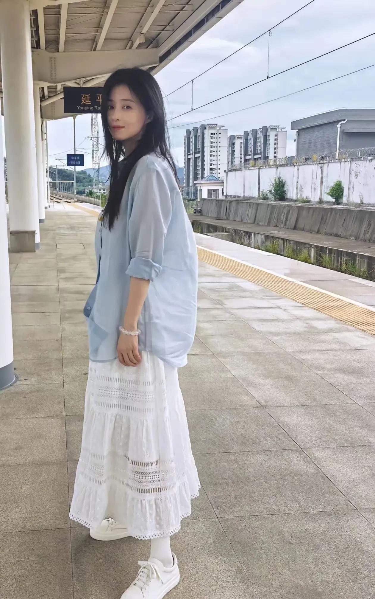 蒋欣现身福建南平火车站，状态超绝42岁蒋欣现身福建南平火车站，生图状态惊艳