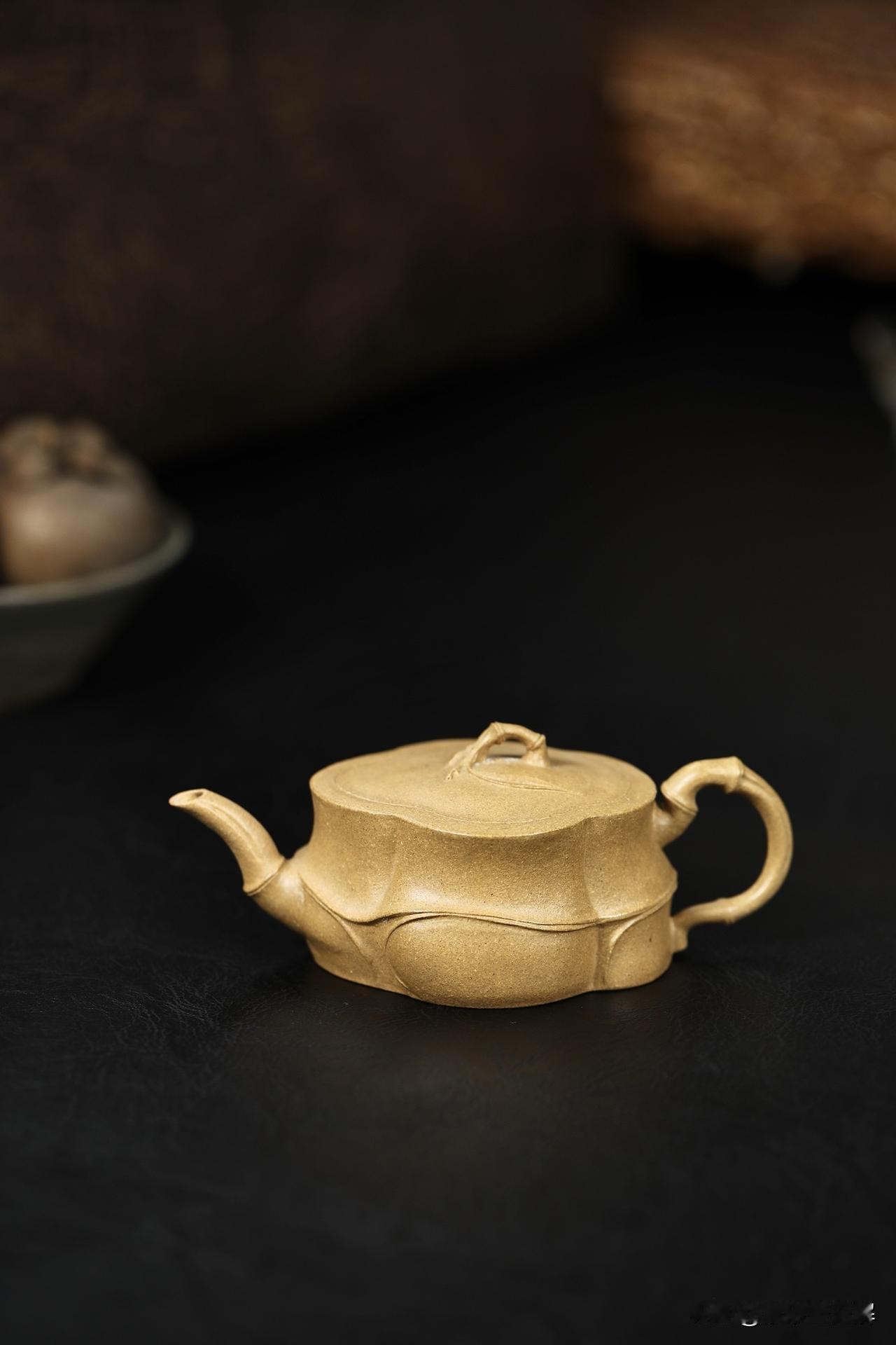 逍遥竹丨全手工容量160cc丨原矿黄段泥整壶散发古朴清雅之气，壶钮、流口