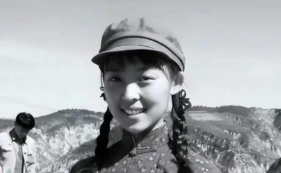 1969年，知青张梅香被公社副主任黄书良叫到办公室。从身后抱住了她，嘴里念叨着：