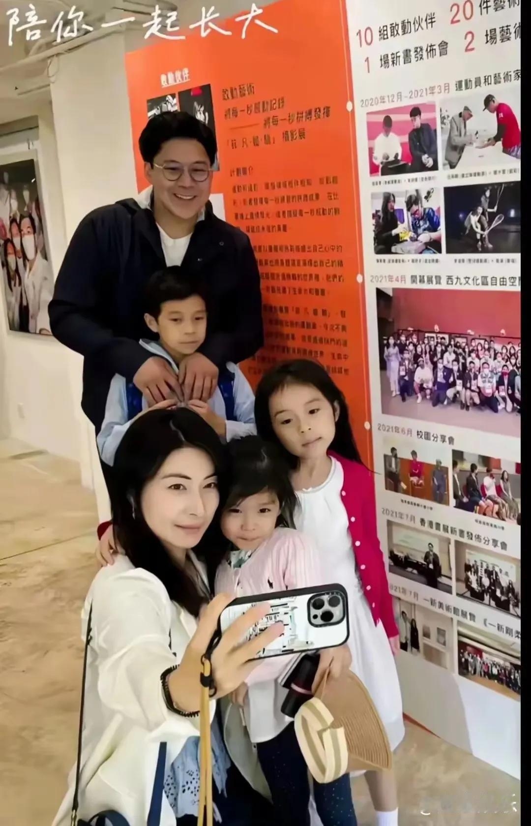 五一假期，当豪门名流在游艇酒会上争奇斗艳时，郭晶晶霍启刚却带着三个萌娃在海边“摸