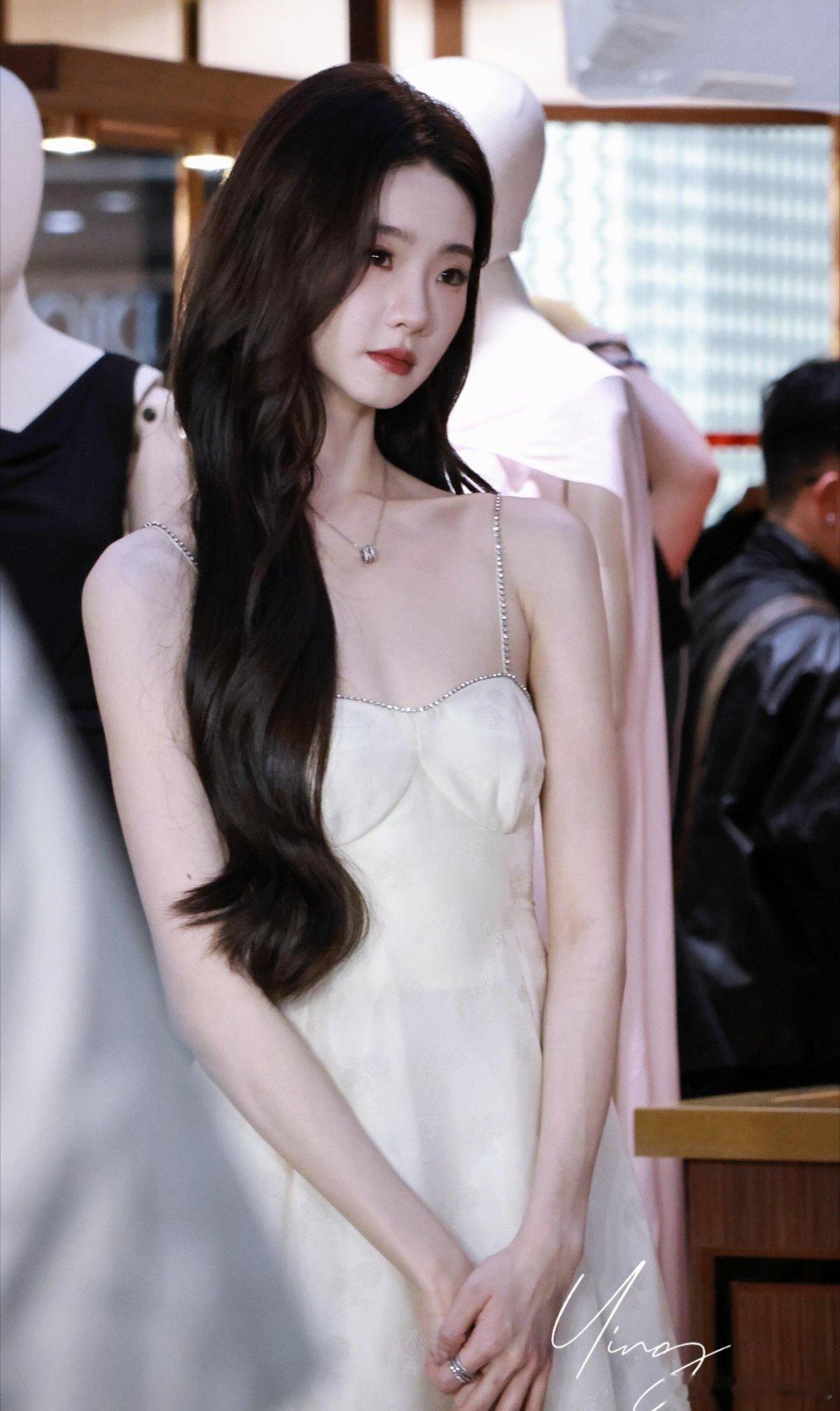 张艺凡饭撒小天才张艺凡就这样随地饭撒，萌萌的好可爱，冷脸萌是这样的，张艺凡真的美