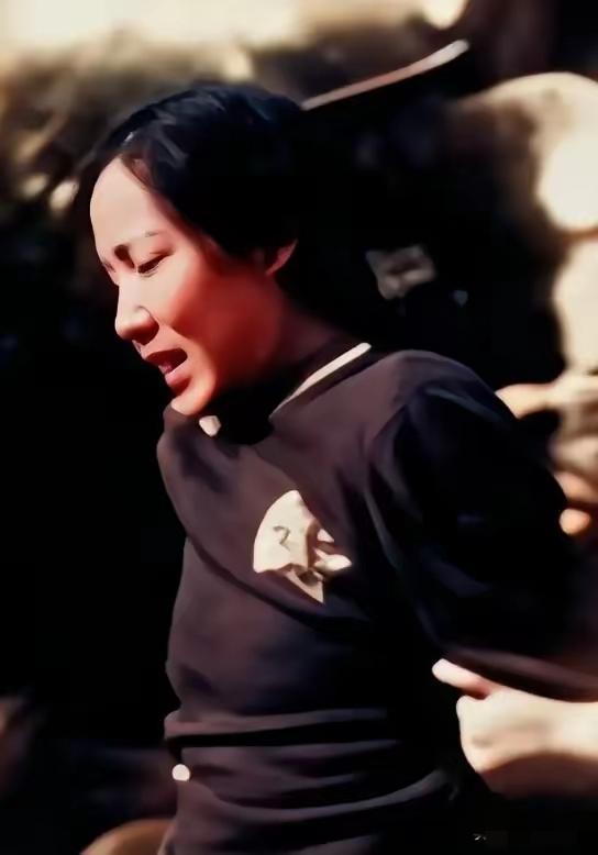 这是陈玉贞烈士就义前的留影，这并非演员扮演的，而是货真价实的历史珍品，容貌呈现的